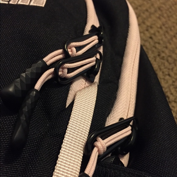 BRAND NEW PINK & BLACK NORTHFACE BACKPACK - Picture 4 of 7